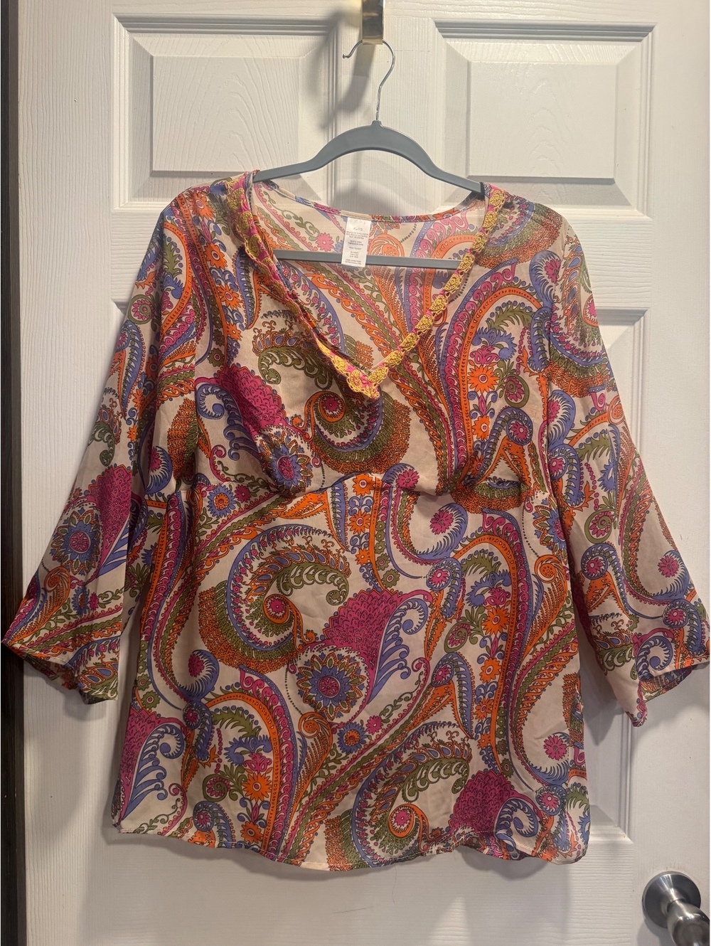 Tunic-style blouse featuring a multicolored paisley print Size XL